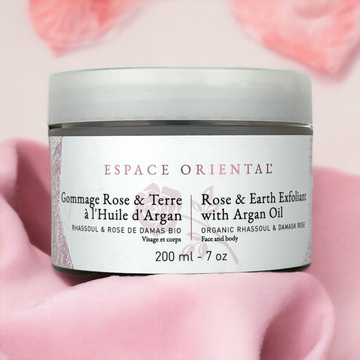 Un Gommage combinant rhassoul, huile d'argan et rose de Damas