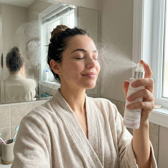Femme vaporisant l’Eau de rose véritable Espace Oriental dans une salle de bain, brume florale naturelle à base de Rosa Damascena pour le visage
